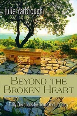 Beyond the Broken Heart: Daily Devotions for Your Grief Journey - Medlyn, Gregg (Consultant editor), and Yarbrough, Julie