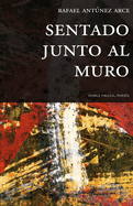 Sentado junto al muro