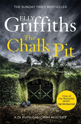 The Chalk Pit: The Dr Ruth Galloway Mysteries 9 - Griffiths, Elly